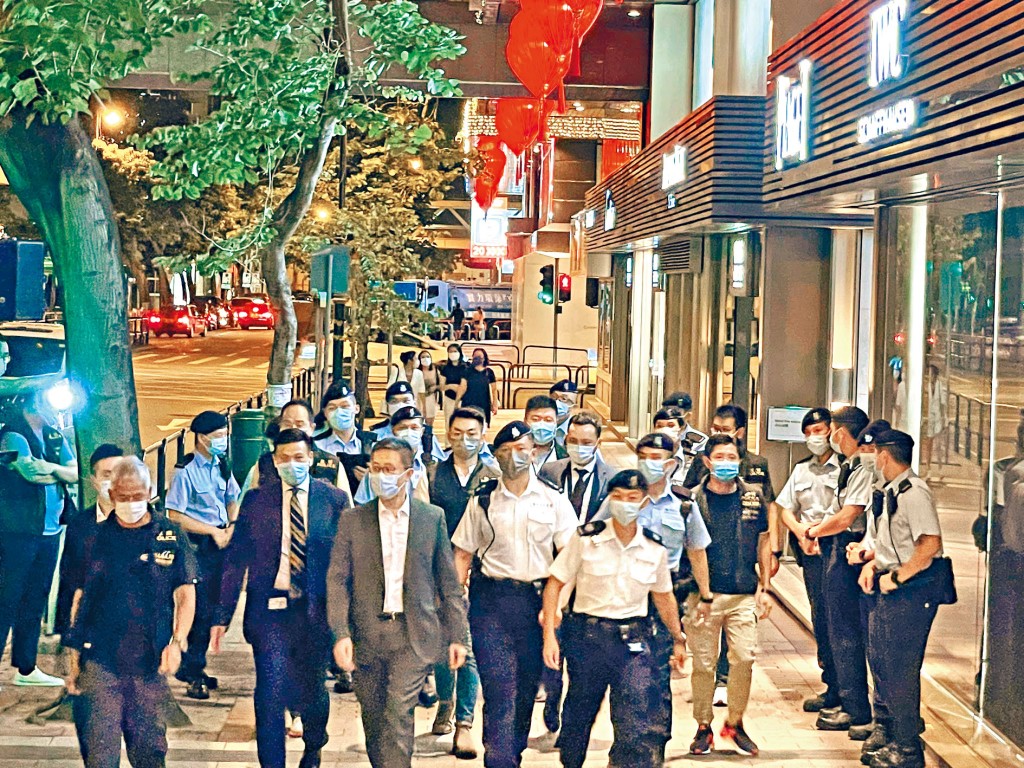 ■警隊「一哥」蕭澤頤(前排灰西裝)親自督師反罪惡,掃蕩黑幫操控場所。