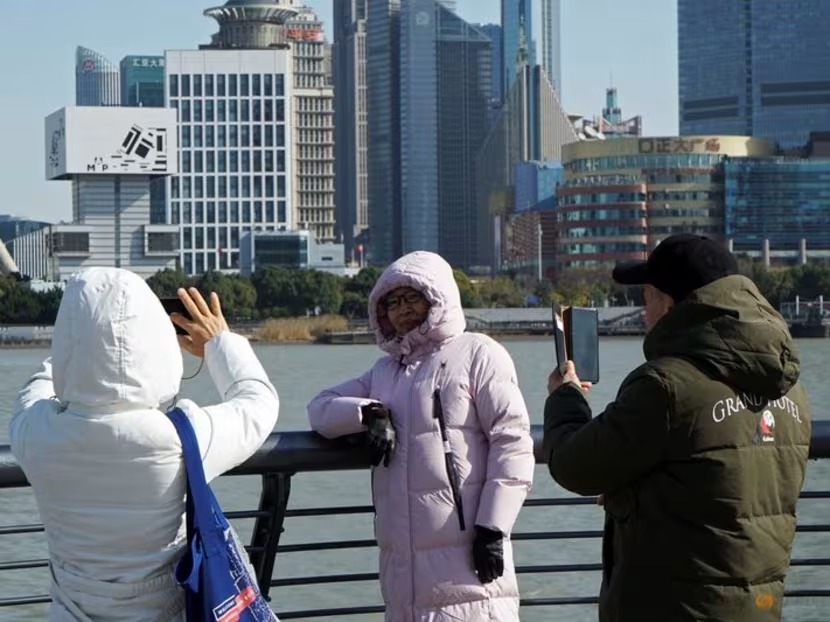 上海市民冒寒在河边拍照。路透社