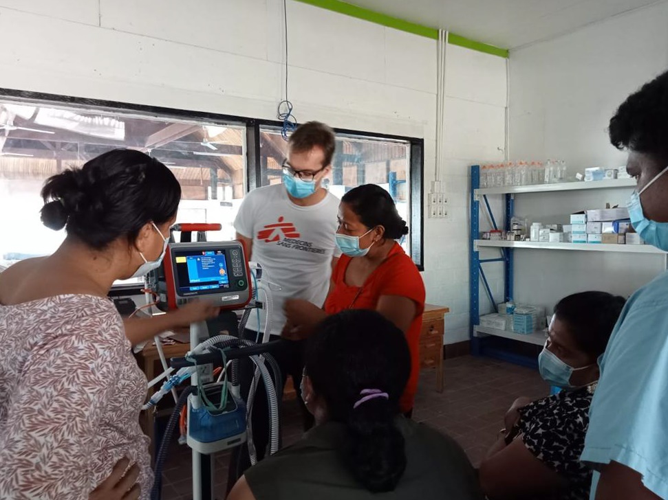 无国界医生在基里巴斯的工作集中在培训医护，图为佩扎克医生在首都塔拉瓦的医院指导初级医生。©MSF
