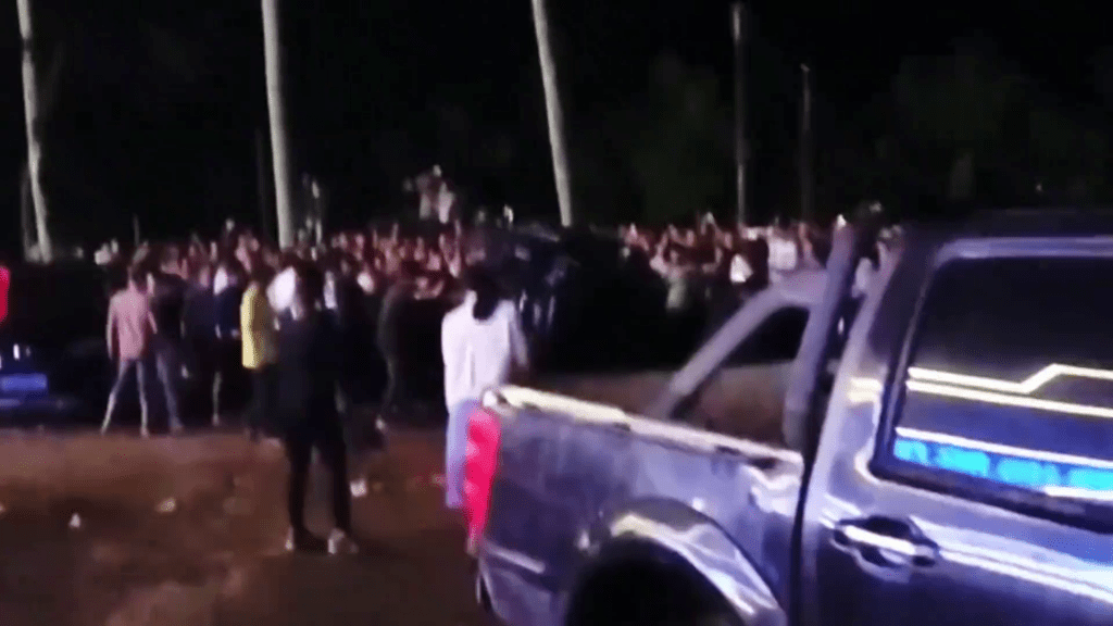 網片顯示,現場一群人破壞及推翻一輛汽車。 網片顯示,現場一群人破壞及推翻一輛汽車。