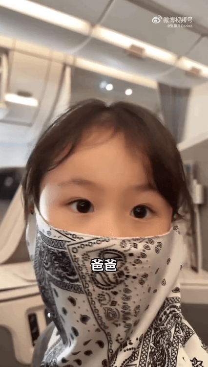 Luna一雙剔透靈動的大眼睛萌化無數網民。