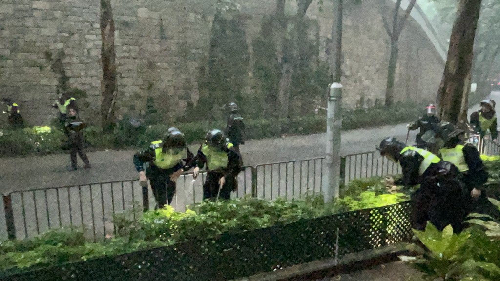 警冒雨搜索頭顱。
