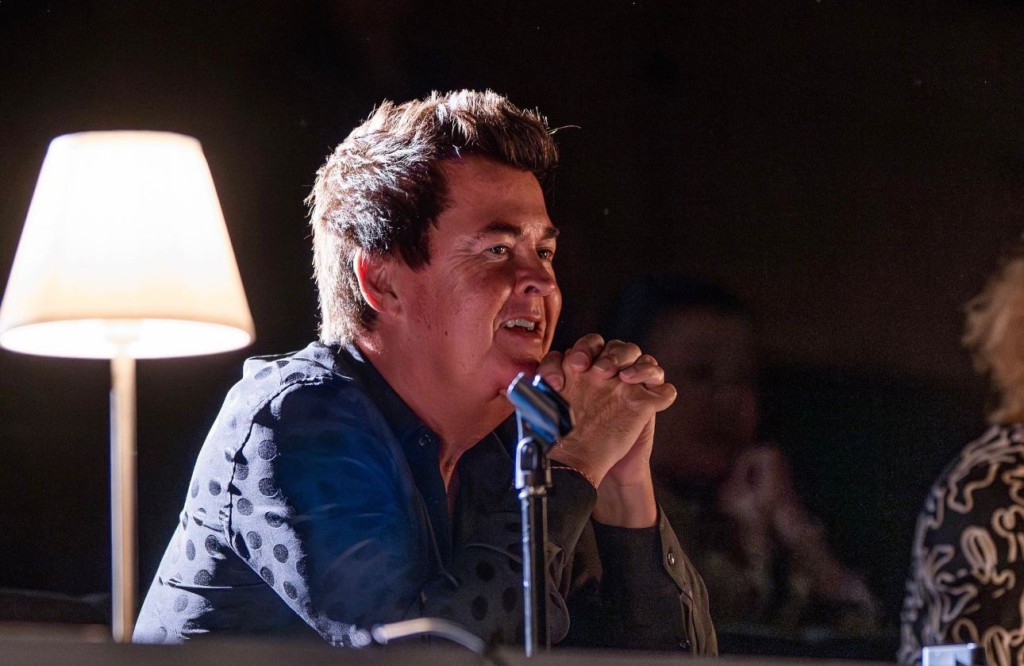 Simon Fuller 為國際金牌經理人,曾於1990年代打造著名女團Spice Girls。 Simon Fuller 為國際金牌經理人,曾於1990年代打造著名女團Spice Girls。