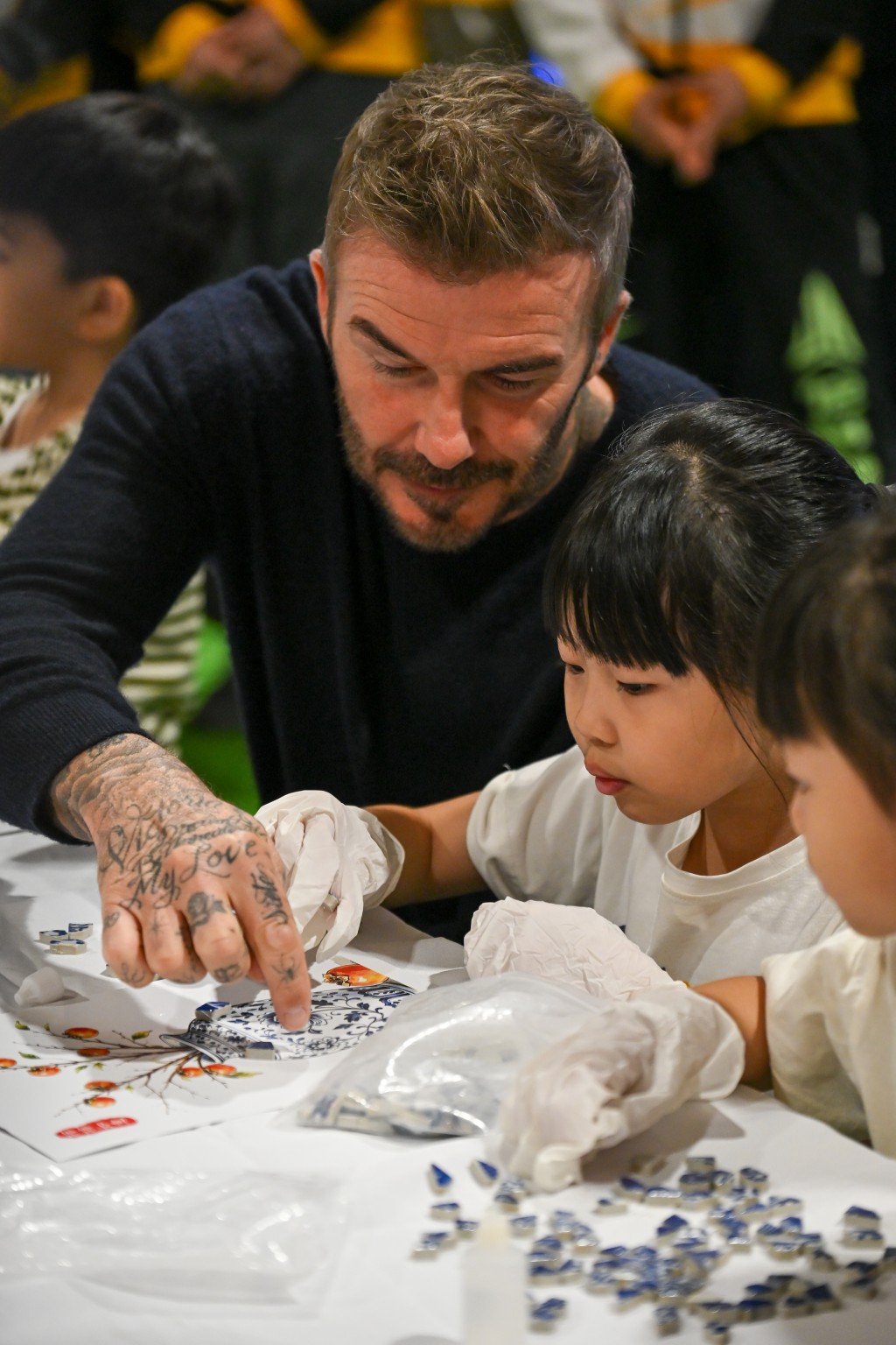 「萬人迷」碧咸(David Beckham)和NBA名人堂成員波殊(Chris Bosh)驚喜現身驚喜現身社區活動。攝影：魏國謙