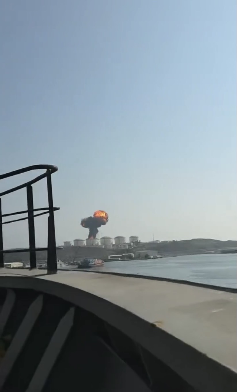 阿曼最大港口薩拉拉（Salalah）石油儲存設施被無人機炸出大火球。 X@Fahadnaimb