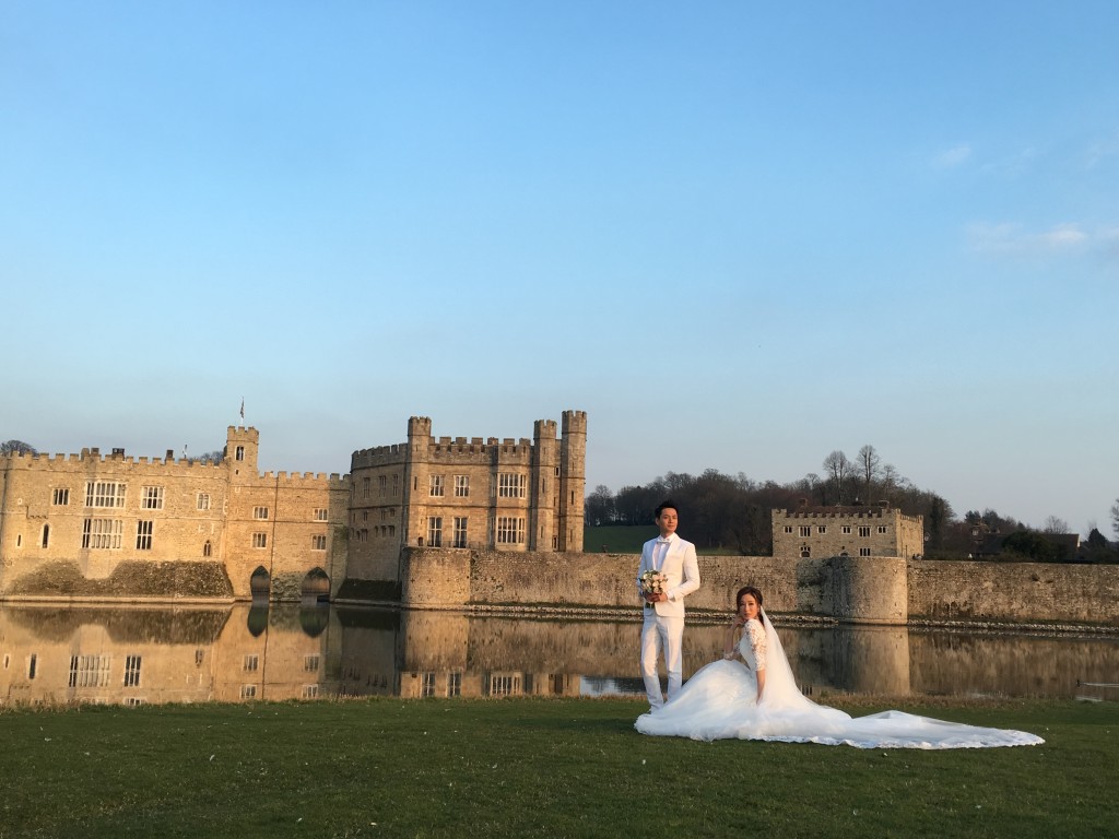 兩人在2016年於英國古堡舉行婚禮。