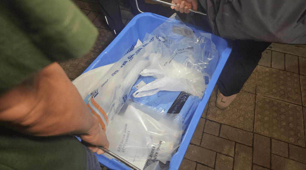 警员带走证物返警署。