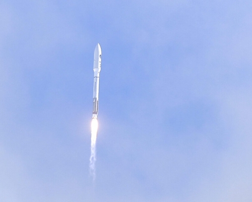美軍X-37B太空飛機成功升空,執行秘密太空任務。AP