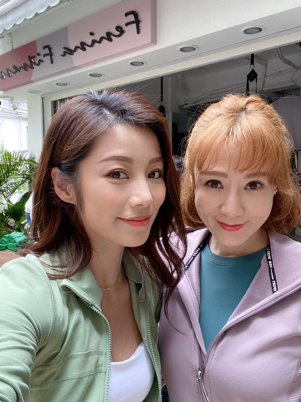 楊柳青與美魔女康華合照。