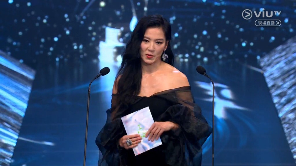 久未露面的台湾女星林熙蕾负责颁发奖项「最佳男配角」。