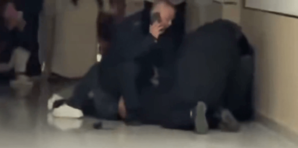 保安合力制伏潛入男子,並報警處理。 保安合力制伏潛入男子,並報警處理。