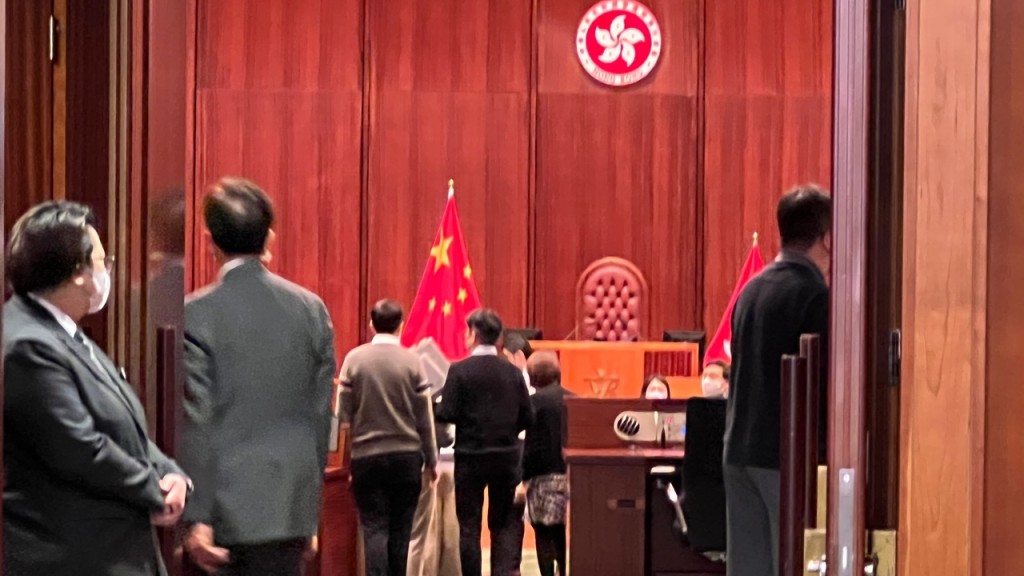 立法會秘書處職員為議員宣誓儀式進行綵排。郭詠欣攝