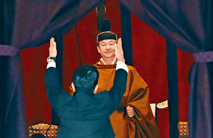 日本首相安倍晉三在天皇德仁面前，舉手高呼「萬歲」。