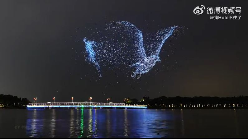 １萬多架無人機在空中排出不同圖案，場面震憾。　視頻截圖