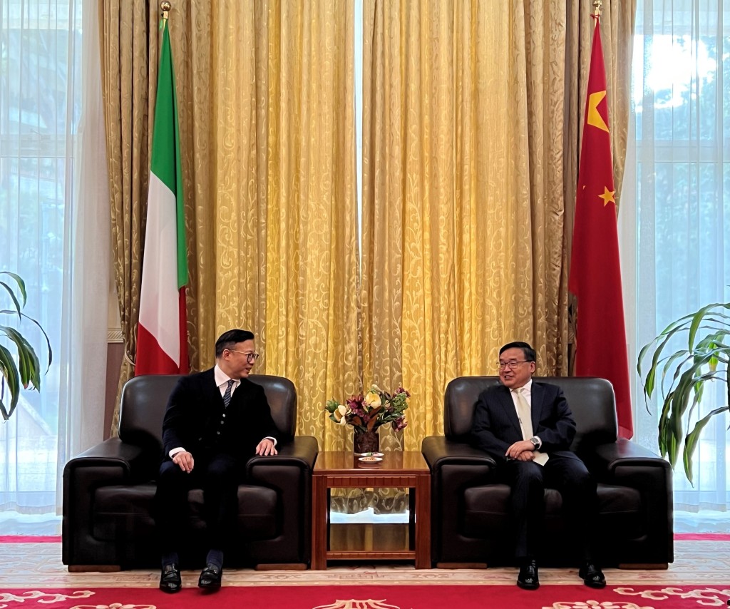 張國鈞（左）拜會中華人民共和國駐意大利共和國特命全權大使賈桂德（右）。政府新聞處圖片