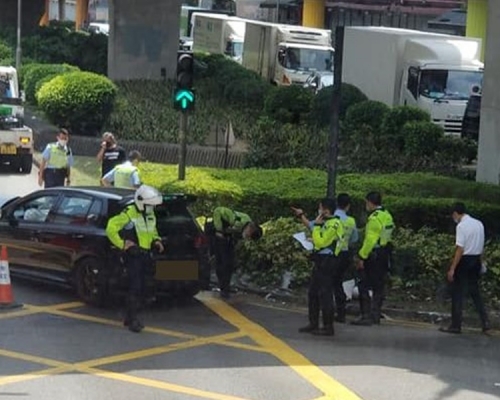 其中一車剷上花槽。突發事故報料區 網民Tsang Kim Ying
