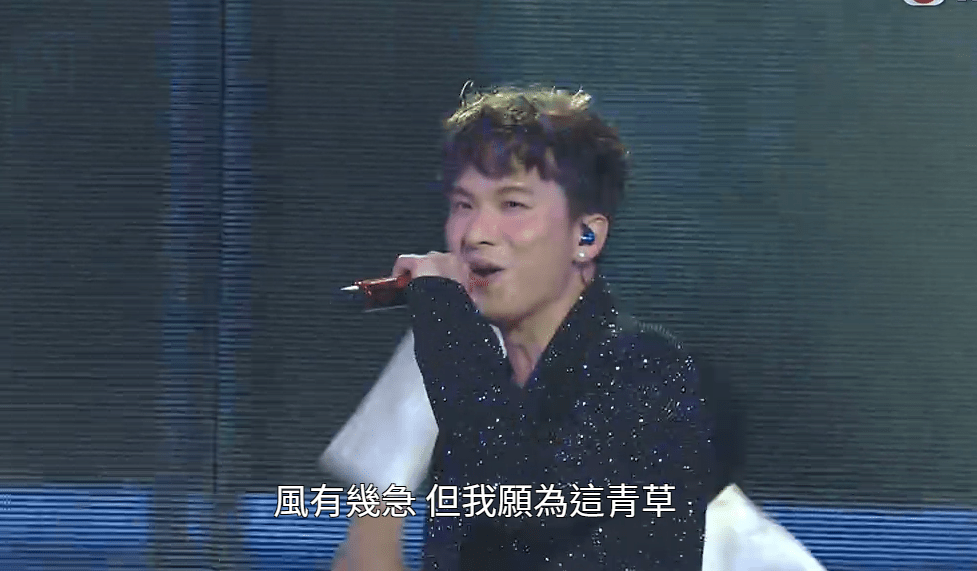 《中年好声音1》冠军周吉佩参与开场表演。