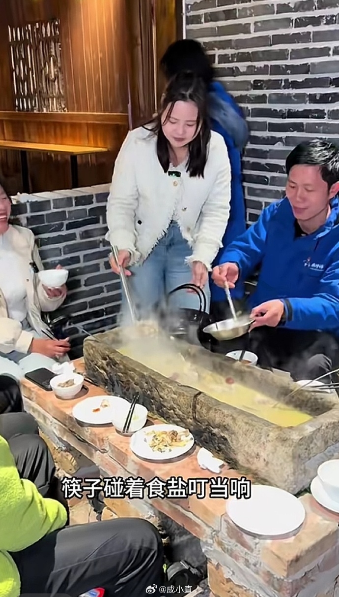 湖南农庄“石槽火锅”容器像猪食槽,却意外爆红。 湖南农庄“石槽火锅”容器像猪食槽,却意外爆红。