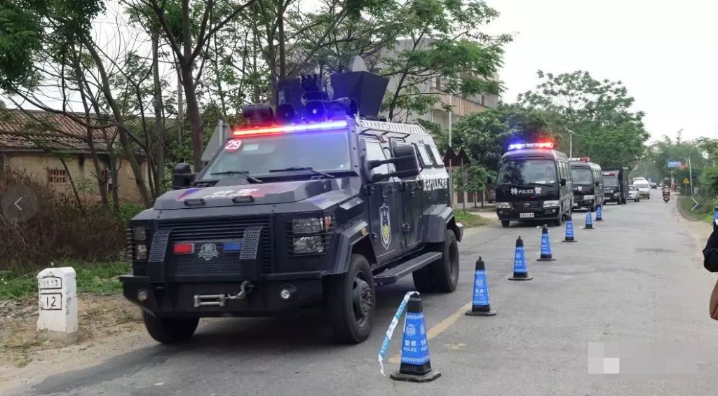 公安設置路障查車。網圖