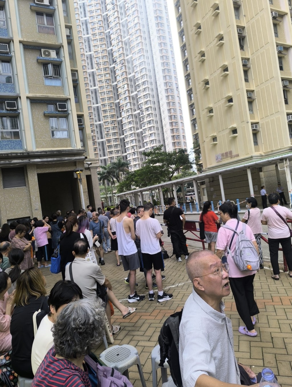 居民疏散。讀者提供圖片 居民疏散。讀者提供圖片