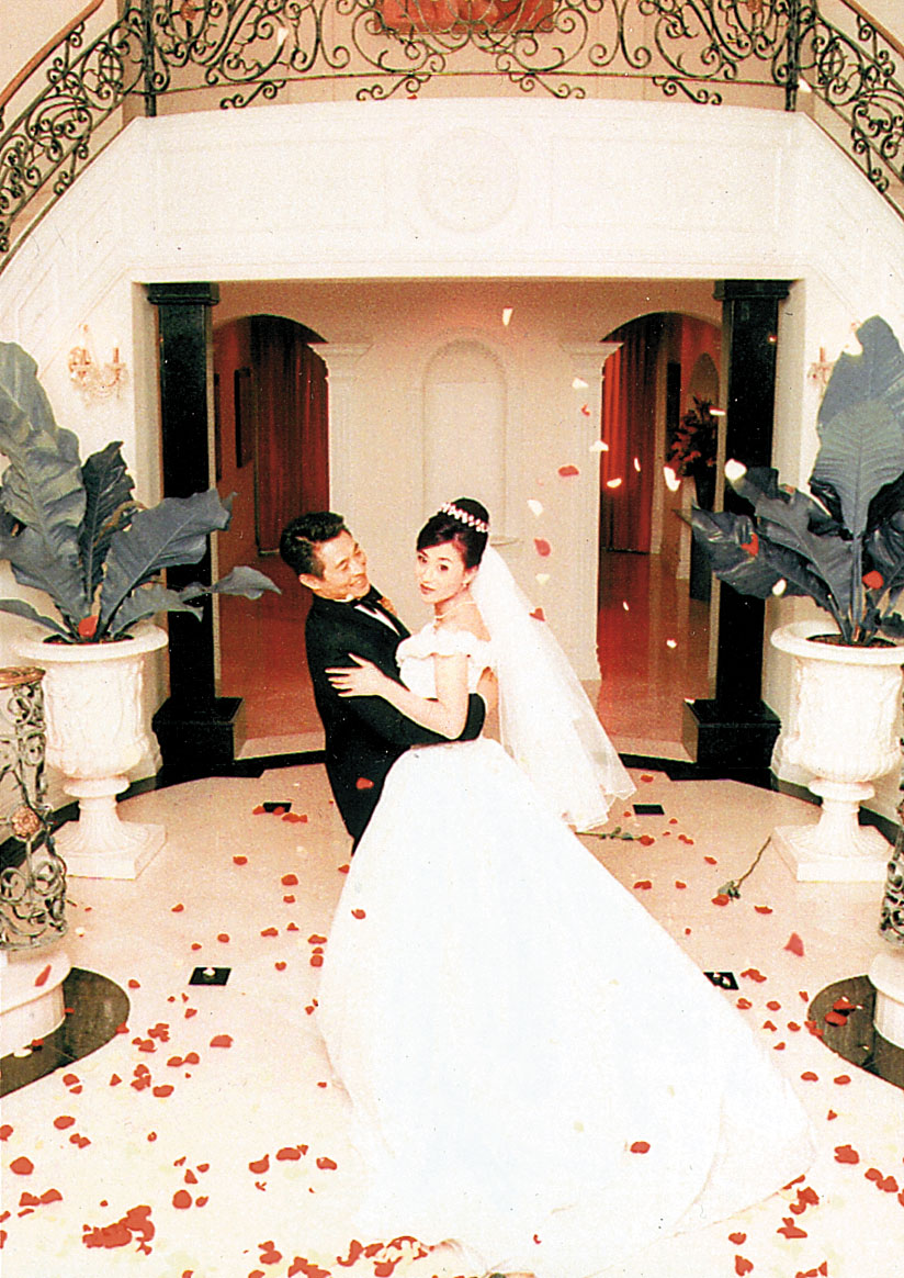 利智1999年与李连杰结婚，便淡出幕前。
