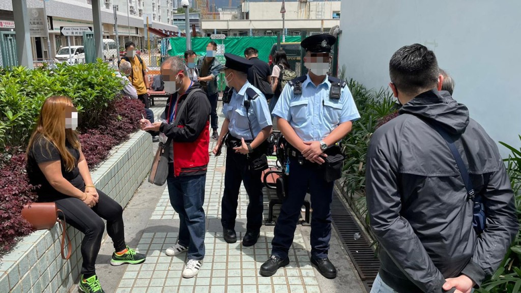 4名男女聚賭被捕。警方圖片