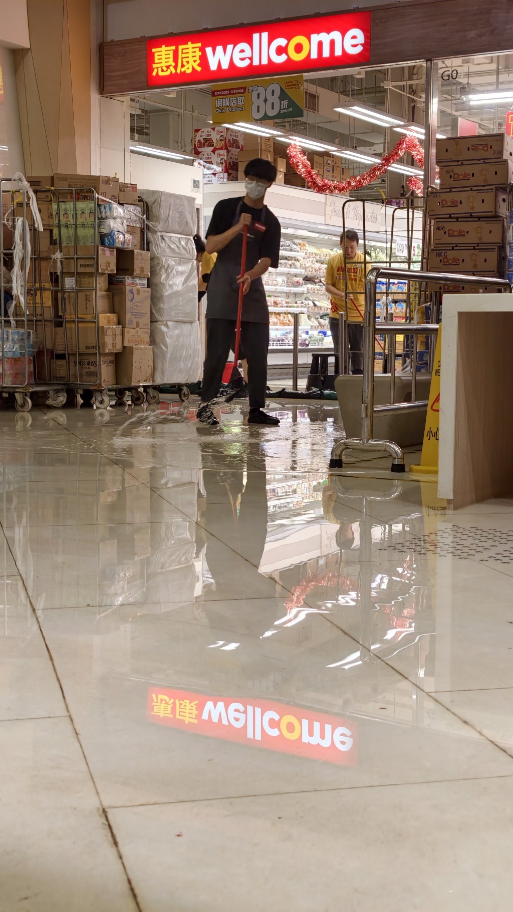 多名商戶忙於掃水。黃文威攝