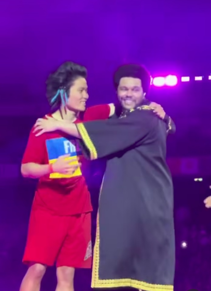 8月,他又衝上The Weeknd演唱會的舞台上攬住對方膊頭,The Weeknd立即用力推開他。 8月,他又衝上The Weeknd演唱會的舞台上攬住對方膊頭,The Weeknd立即用力推開他。