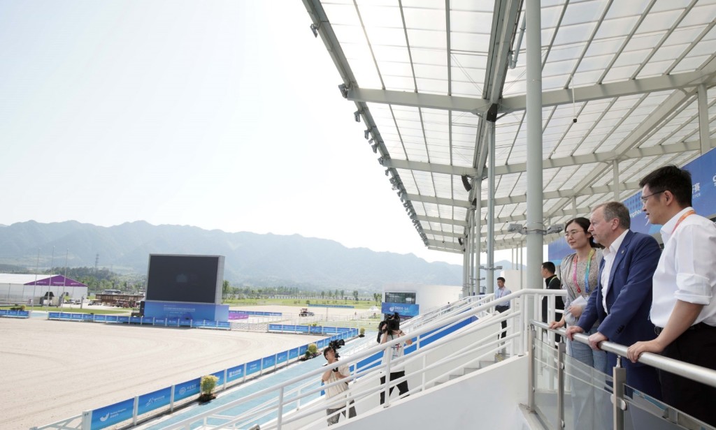 应家柏指杭州亚运会无疑是国家最重要的国际体育盛事之一，马会将与桐庐马术中心的一众同仁携手，共同打造最精彩的马术比赛。马会