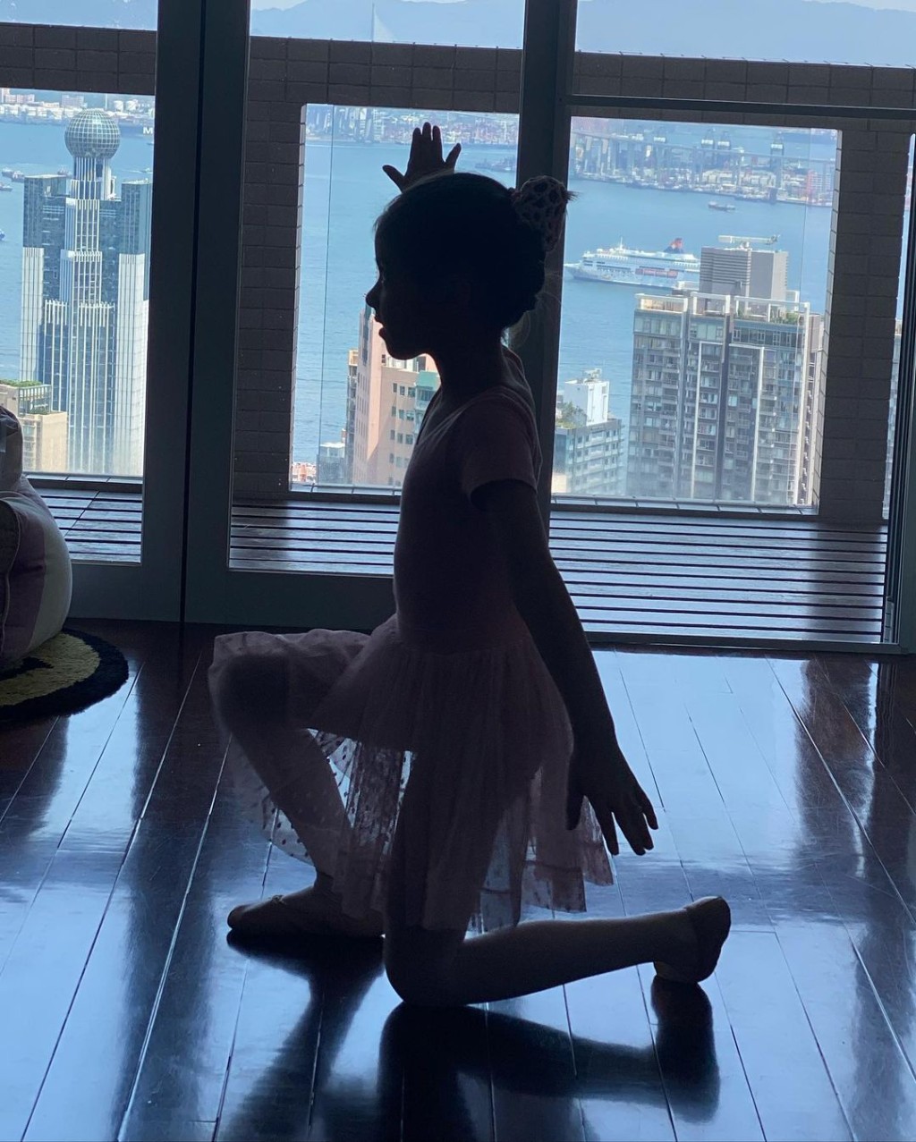 阿女可以對住個海景練芭蕾舞。