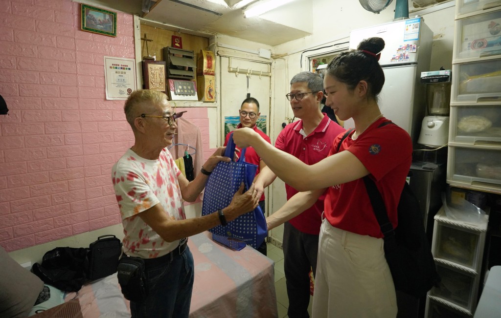 马会义工队探访独居长者，并送上福袋。马会供图