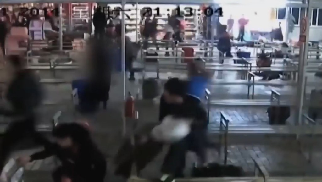監路電視拍到恐怖分子在火車站不同位置施襲時情景。