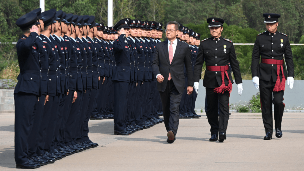 財政司司長陳茂波（右三）在消防及救護學院舉行的消防處結業會操檢閱學員。