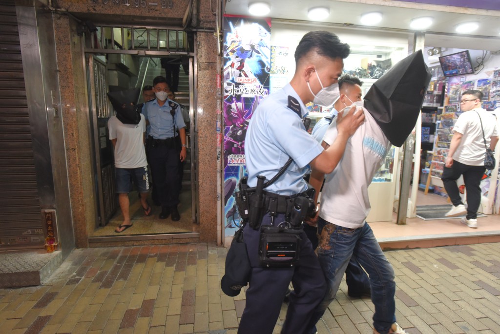 警方於閣樓單位內拘捕兩名男子。