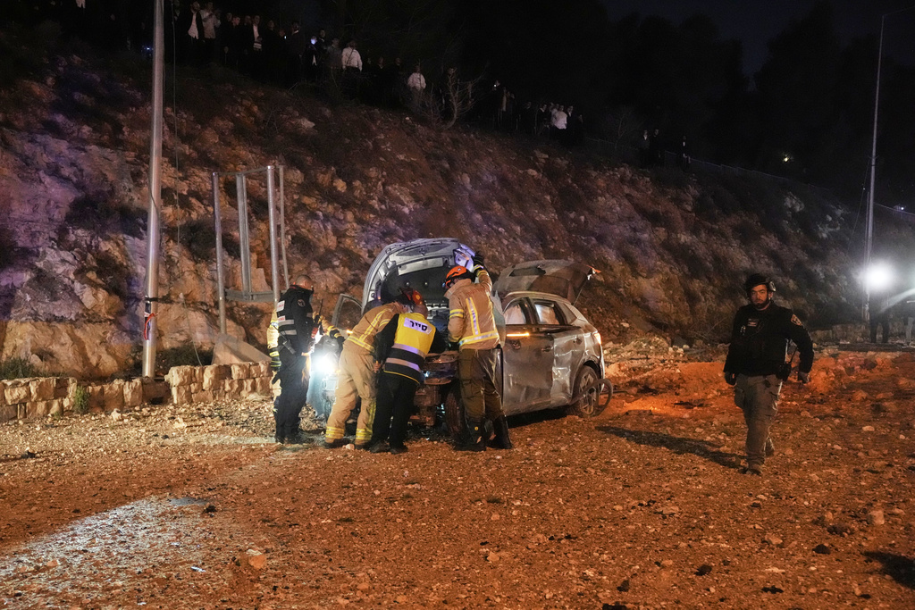 以色列救援人員檢查現場車輛。美聯社