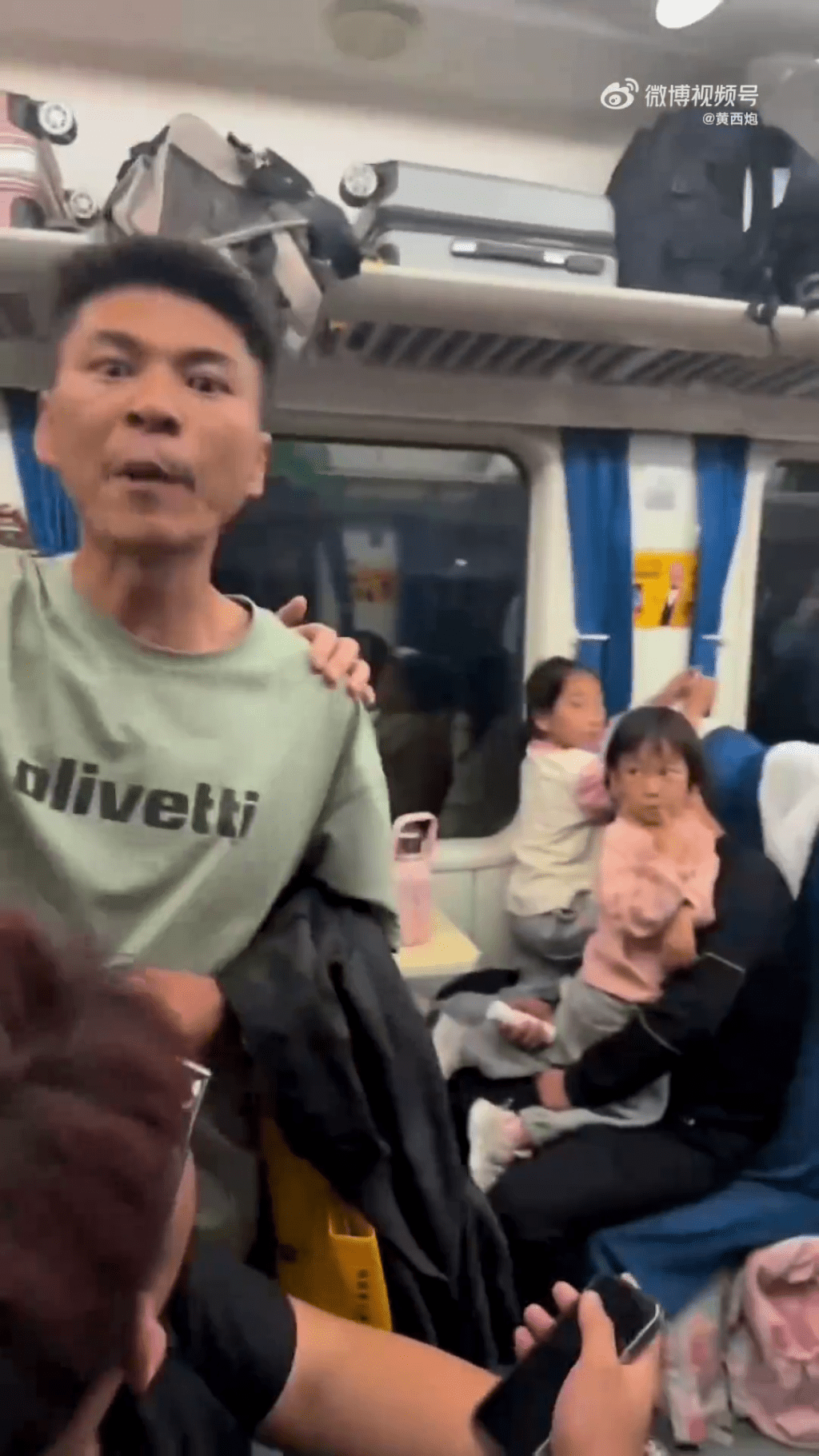 聽了列車員說「山東人窮」，這位年輕男子非常憤怒。