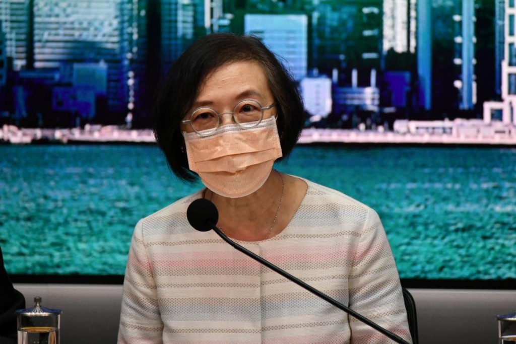 陳肇始在香港及英國都有物業。