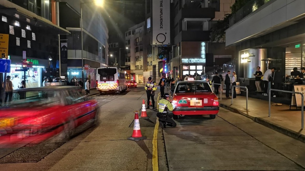 警方中環蘭桂坊一帶打擊的士違規。警方圖片