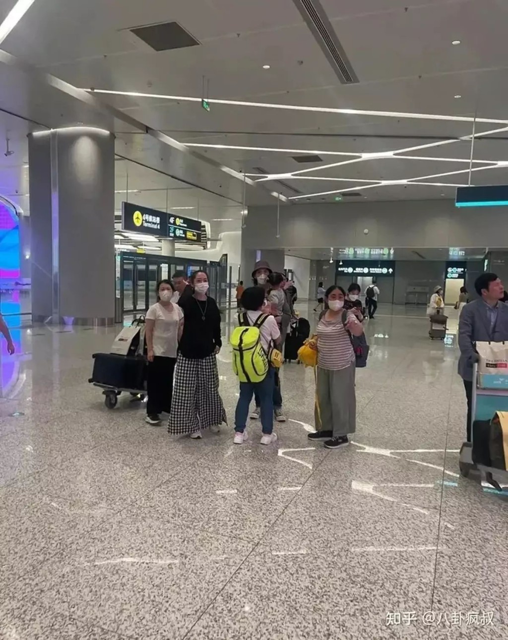 5月时到杭州工作，郭碧婷带同子女到机场探班。