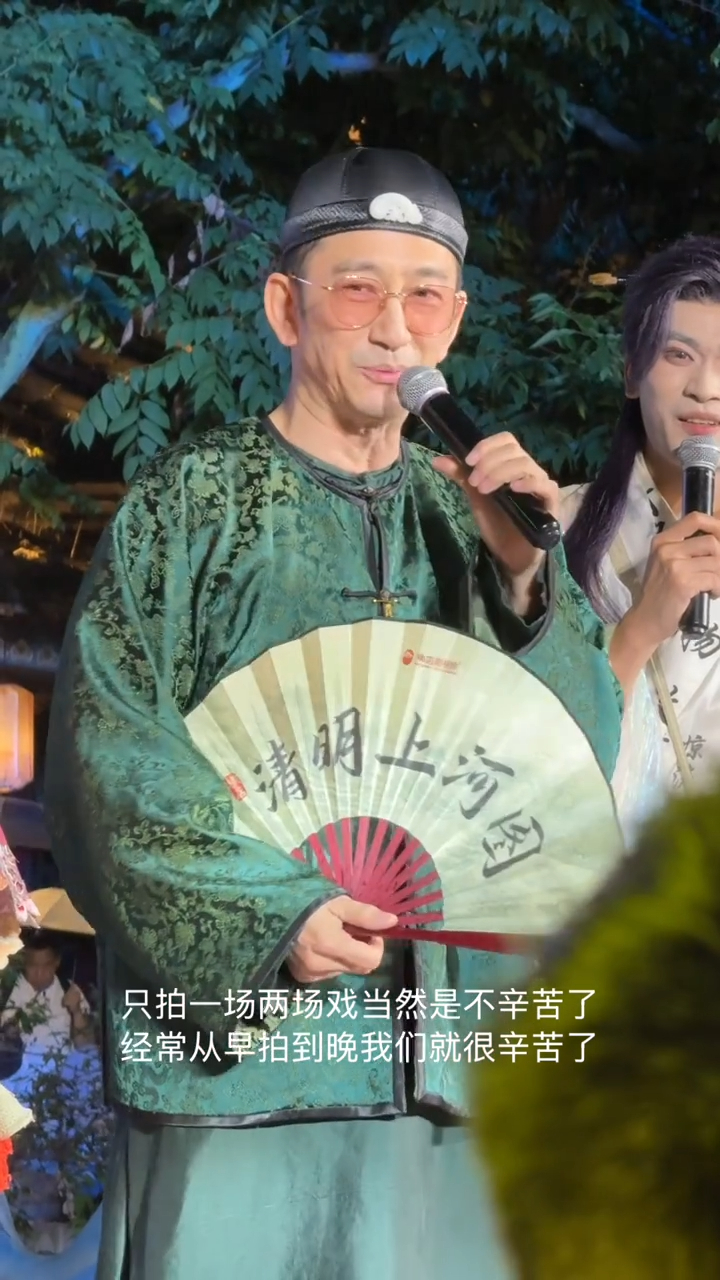 吳啟華手持扇子,與現場觀眾分享昔日拍戲的辛勞。 吳啟華手持扇子,與現場觀眾分享昔日拍戲的辛勞。