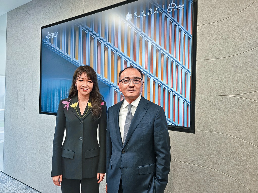 彭兆輝表示(右)，恒隆旗下商場今年首季內地銷售維持雙位數高增長勢頭。