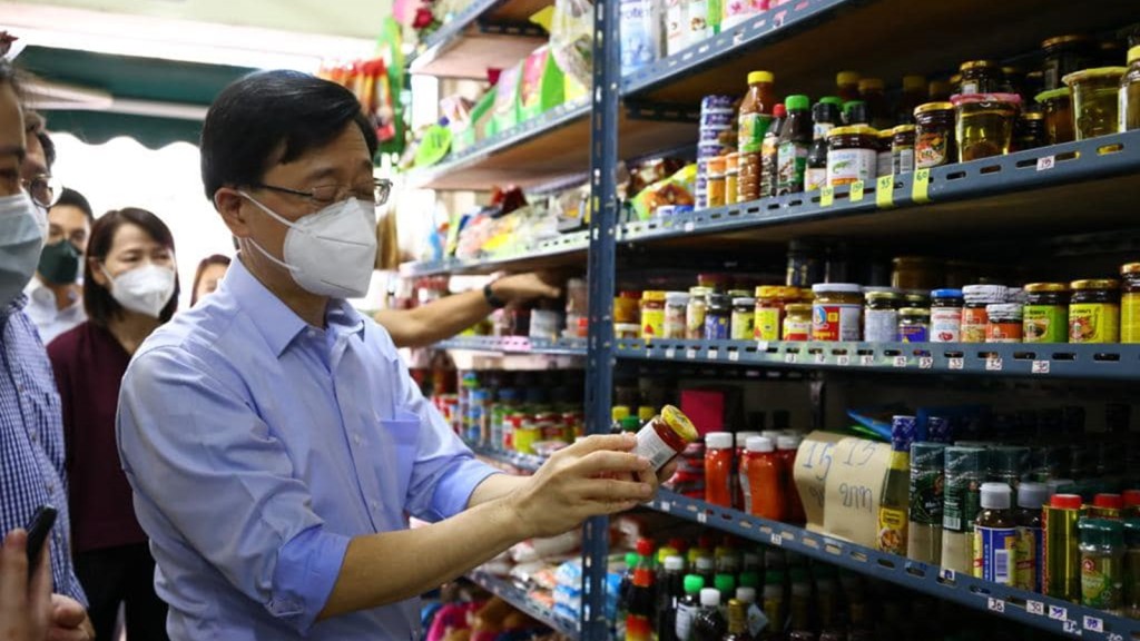 李家超途徑一間泰國本地雜貨店，形容當地貨品與香港價格相若。李家超FB