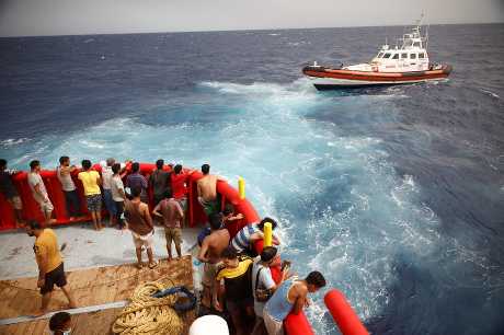 蘭佩杜薩島附近海域是非洲、中東難民熱門中轉地。路透社