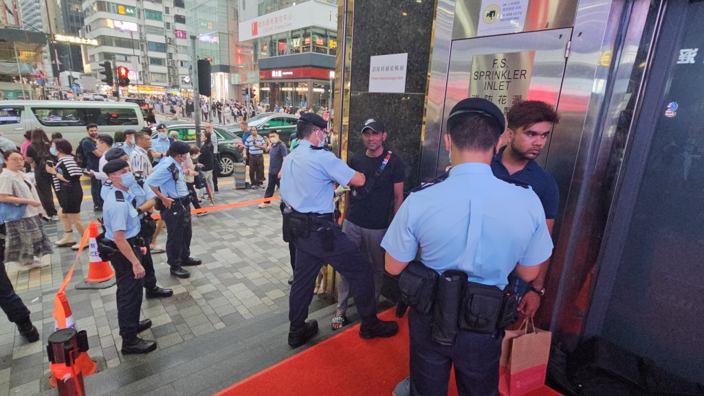 警方在重庆大厦截查出入人士。徐裕民摄