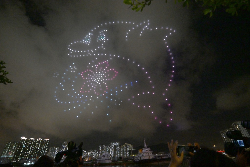 荃湾各界庆祝香港回归27周年“庆回归无人机表演”活动，当晚有350架无人机于荃湾海傍表演，砌出多组不同的图案。 苏正谦摄