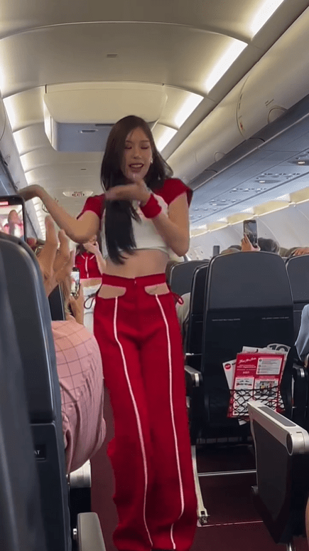 亞航空姐機艙內跳女團舞引起熱議。Instagram@brianlkl