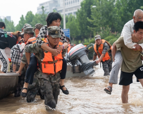 河南鄭州等地遭遇罕見的暴雨災害。新華社圖片