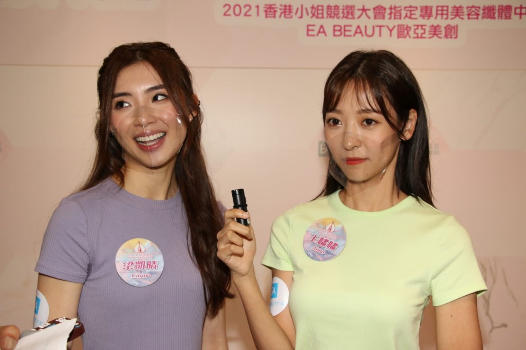王嫿嫿（右）對身形有自信，而梁凱晴稱行程忙碌要爭取休息。