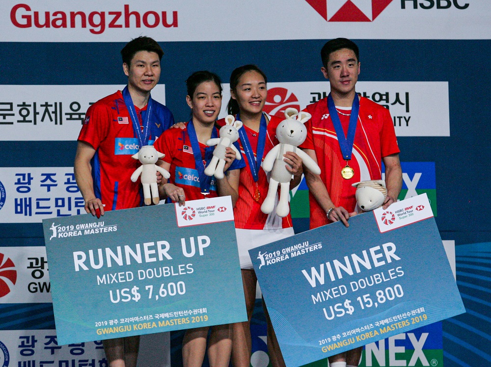 2019南韩大师赛，香港羽毛球队混双王牌组合邓俊文(右一)、谢影雪(右二)在决赛击败马来西亚组合夺冠。BWF图片