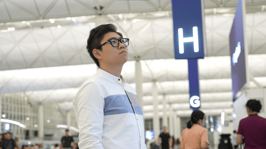 Jacky自小對航空業充滿興趣,中六畢業後報讀學院課程,並加入機場工作。 Jacky自小對航空業充滿興趣,中六畢業後報讀學院課程,並加入機場工作。